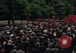 Immagine di Civili della Germania Est nella Parata del primo maggio Berlino Germania Est, 1961, secondo 47 filmato di repertorio 65675034243