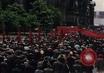 Immagine di Civili della Germania Est nella Parata del primo maggio Berlino Germania Est, 1961, secondo 48 filmato di repertorio 65675034243