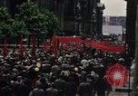 Immagine di Civili della Germania Est nella Parata del primo maggio Berlino Germania Est, 1961, secondo 49 filmato di repertorio 65675034243