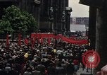 Immagine di Civili della Germania Est nella Parata del primo maggio Berlino Germania Est, 1961, secondo 50 filmato di repertorio 65675034243