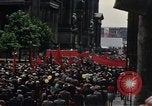 Immagine di Civili della Germania Est nella Parata del primo maggio Berlino Germania Est, 1961, secondo 51 filmato di repertorio 65675034243