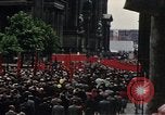 Immagine di Civili della Germania Est nella Parata del primo maggio Berlino Germania Est, 1961, secondo 52 filmato di repertorio 65675034243