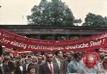 Immagine di Civili della Germania Est nella Parata del primo maggio Berlino Germania Est, 1961, secondo 53 filmato di repertorio 65675034243