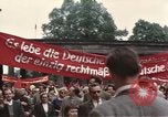 Immagine di Civili della Germania Est nella Parata del primo maggio Berlino Germania Est, 1961, secondo 54 filmato di repertorio 65675034243
