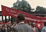Immagine di Civili della Germania Est nella Parata del primo maggio Berlino Germania Est, 1961, secondo 55 filmato di repertorio 65675034243