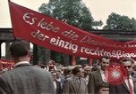 Immagine di Civili della Germania Est nella Parata del primo maggio Berlino Germania Est, 1961, secondo 56 filmato di repertorio 65675034243