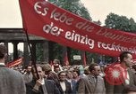 Immagine di Civili della Germania Est nella Parata del primo maggio Berlino Germania Est, 1961, secondo 57 filmato di repertorio 65675034243