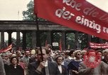 Immagine di Civili della Germania Est nella Parata del primo maggio Berlino Germania Est, 1961, secondo 58 filmato di repertorio 65675034243