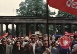 Immagine di Civili della Germania Est nella Parata del primo maggio Berlino Germania Est, 1961, secondo 59 filmato di repertorio 65675034243