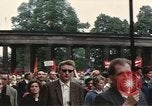 Immagine di Civili della Germania Est nella Parata del primo maggio Berlino Germania Est, 1961, secondo 60 filmato di repertorio 65675034243