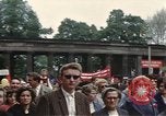 Immagine di Civili della Germania Est nella Parata del primo maggio Berlino Germania Est, 1961, secondo 61 filmato di repertorio 65675034243