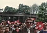 Immagine di Civili della Germania Est nella Parata del primo maggio Berlino Germania Est, 1961, secondo 62 filmato di repertorio 65675034243