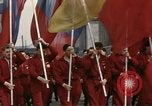 Image Les garçons marchent dans la parade du jour de mai Berlin Allemagne de l'est, 1961, de la seconde 4 séquences d'archives historiques vidéo 65675034246