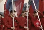 Image Les garçons marchent dans la parade du jour de mai Berlin Allemagne de l'est, 1961, de la seconde 6 séquences d'archives historiques vidéo 65675034246