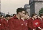 Image Les garçons marchent dans la parade du jour de mai Berlin Allemagne de l'est, 1961, de la seconde 12 séquences d'archives historiques vidéo 65675034246