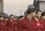 Image Les garçons marchent dans la parade du jour de mai Berlin Allemagne de l'est, 1961, de la seconde 14 séquences d'archives historiques vidéo 65675034246