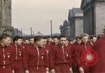Image Les garçons marchent dans la parade du jour de mai Berlin Allemagne de l'est, 1961, de la seconde 17 séquences d'archives historiques vidéo 65675034246
