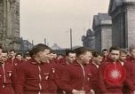 Image Les garçons marchent dans la parade du jour de mai Berlin Allemagne de l'est, 1961, de la seconde 18 séquences d'archives historiques vidéo 65675034246
