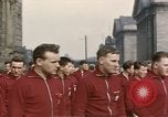 Image Les garçons marchent dans la parade du jour de mai Berlin Allemagne de l'est, 1961, de la seconde 19 séquences d'archives historiques vidéo 65675034246