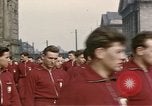 Image Les garçons marchent dans la parade du jour de mai Berlin Allemagne de l'est, 1961, de la seconde 20 séquences d'archives historiques vidéo 65675034246