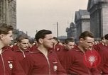 Image Les garçons marchent dans la parade du jour de mai Berlin Allemagne de l'est, 1961, de la seconde 21 séquences d'archives historiques vidéo 65675034246