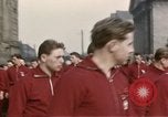 Image Les garçons marchent dans la parade du jour de mai Berlin Allemagne de l'est, 1961, de la seconde 22 séquences d'archives historiques vidéo 65675034246