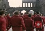 Image Les garçons marchent dans la parade du jour de mai Berlin Allemagne de l'est, 1961, de la seconde 26 séquences d'archives historiques vidéo 65675034246