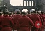 Image Les garçons marchent dans la parade du jour de mai Berlin Allemagne de l'est, 1961, de la seconde 30 séquences d'archives historiques vidéo 65675034246