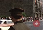 Image Les garçons marchent dans la parade du jour de mai Berlin Allemagne de l'est, 1961, de la seconde 53 séquences d'archives historiques vidéo 65675034246