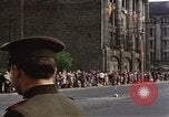 Image Les garçons marchent dans la parade du jour de mai Berlin Allemagne de l'est, 1961, de la seconde 55 séquences d'archives historiques vidéo 65675034246