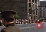 Image Les garçons marchent dans la parade du jour de mai Berlin Allemagne de l'est, 1961, de la seconde 56 séquences d'archives historiques vidéo 65675034246