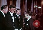 Standbild John F Kennedy Paris Frankreich, 1961, aus Sekunde 42 historischem Filmmaterial Videoclip 65675034254