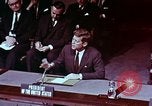 Standbild John F Kennedy Paris Frankreich, 1961, aus Sekunde 59 historischem Filmmaterial Videoclip 65675034254