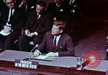 Standbild John F Kennedy Paris Frankreich, 1961, aus Sekunde 60 historischem Filmmaterial Videoclip 65675034254