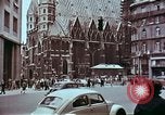 Standbild John F Kennedy und Nikita Chruschtschow S Wien Österreich, 1961, aus Sekunde 30 historischem Filmmaterial Videoclip 65675034257
