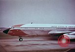 Standbild John F Kennedy Harold McMillan London England Vereinigtes Königreich, 1961, aus Sekunde 37 historischem Filmmaterial Videoclip 65675034258