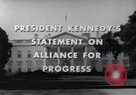 Standbild Präsident Kennedy sprechen die Diplomaten am Weißen Haus Washington DC USA, 1961, aus Sekunde 3 historischem Filmmaterial Videoclip 65675034303