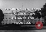 Standbild Präsident Kennedy sprechen die Diplomaten am Weißen Haus Washington DC USA, 1961, aus Sekunde 4 historischem Filmmaterial Videoclip 65675034303