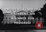 Standbild Präsident Kennedy sprechen die Diplomaten am Weißen Haus Washington DC USA, 1961, aus Sekunde 6 historischem Filmmaterial Videoclip 65675034303