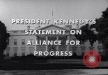 Standbild Präsident Kennedy sprechen die Diplomaten am Weißen Haus Washington DC USA, 1961, aus Sekunde 7 historischem Filmmaterial Videoclip 65675034303