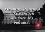 Standbild Präsident Kennedy sprechen die Diplomaten am Weißen Haus Washington DC USA, 1961, aus Sekunde 9 historischem Filmmaterial Videoclip 65675034303