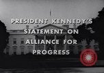 Standbild Präsident Kennedy sprechen die Diplomaten am Weißen Haus Washington DC USA, 1961, aus Sekunde 10 historischem Filmmaterial Videoclip 65675034303