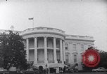 Standbild Präsident Kennedy sprechen die Diplomaten am Weißen Haus Washington DC USA, 1961, aus Sekunde 16 historischem Filmmaterial Videoclip 65675034303