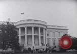 Standbild Präsident Kennedy sprechen die Diplomaten am Weißen Haus Washington DC USA, 1961, aus Sekunde 17 historischem Filmmaterial Videoclip 65675034303