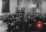 Standbild Präsident Kennedy sprechen die Diplomaten am Weißen Haus Washington DC USA, 1961, aus Sekunde 18 historischem Filmmaterial Videoclip 65675034303