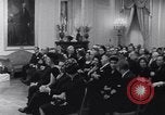 Standbild Präsident Kennedy sprechen die Diplomaten am Weißen Haus Washington DC USA, 1961, aus Sekunde 19 historischem Filmmaterial Videoclip 65675034303