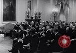 Standbild Präsident Kennedy sprechen die Diplomaten am Weißen Haus Washington DC USA, 1961, aus Sekunde 20 historischem Filmmaterial Videoclip 65675034303