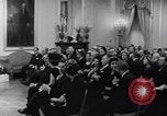 Standbild Präsident Kennedy sprechen die Diplomaten am Weißen Haus Washington DC USA, 1961, aus Sekunde 21 historischem Filmmaterial Videoclip 65675034303