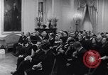 Standbild Präsident Kennedy sprechen die Diplomaten am Weißen Haus Washington DC USA, 1961, aus Sekunde 22 historischem Filmmaterial Videoclip 65675034303