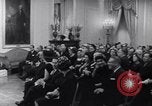 Standbild Präsident Kennedy sprechen die Diplomaten am Weißen Haus Washington DC USA, 1961, aus Sekunde 23 historischem Filmmaterial Videoclip 65675034303